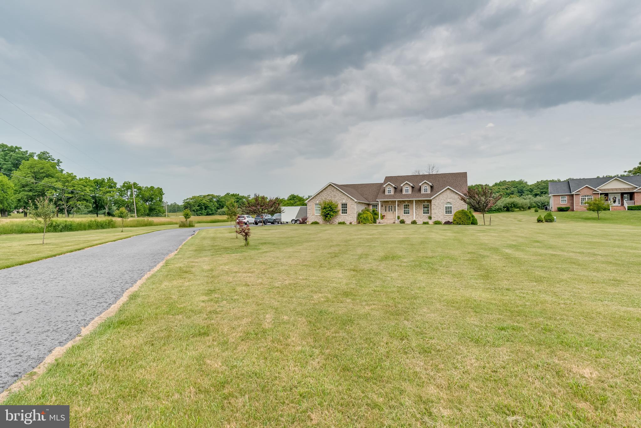 Large front yard-Level driveway to the 2car garage