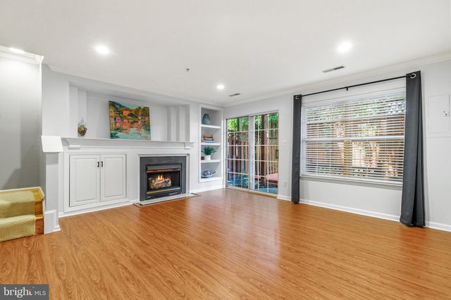 $780,000 | 155 Barrett Place, Alexandria, VA 22304