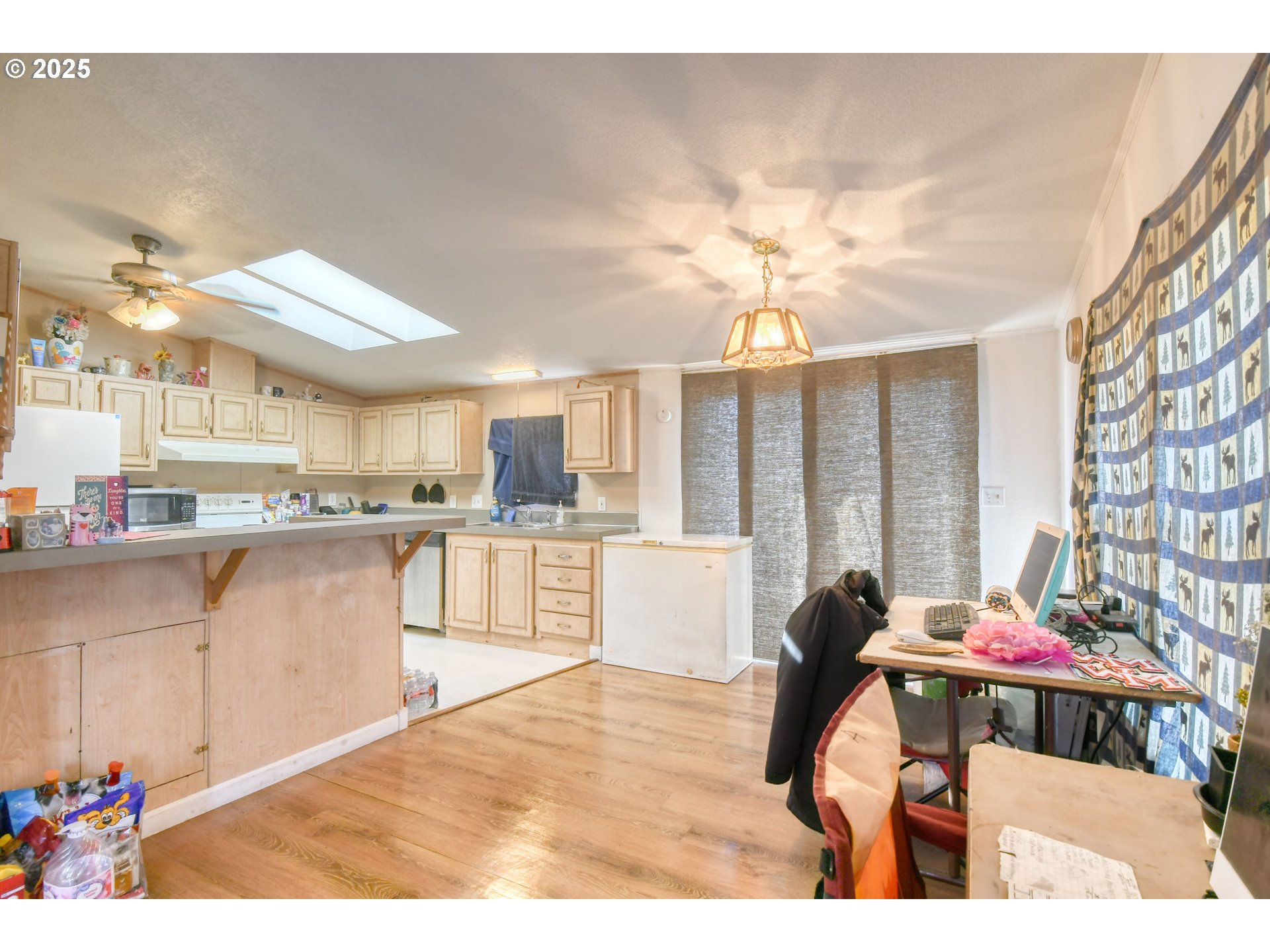 424 East High Street Athena, OR 97813 - Photo 12 of 40 a living room with stainless steel appliances kitchen island granite countertop furniture and a kitchen view