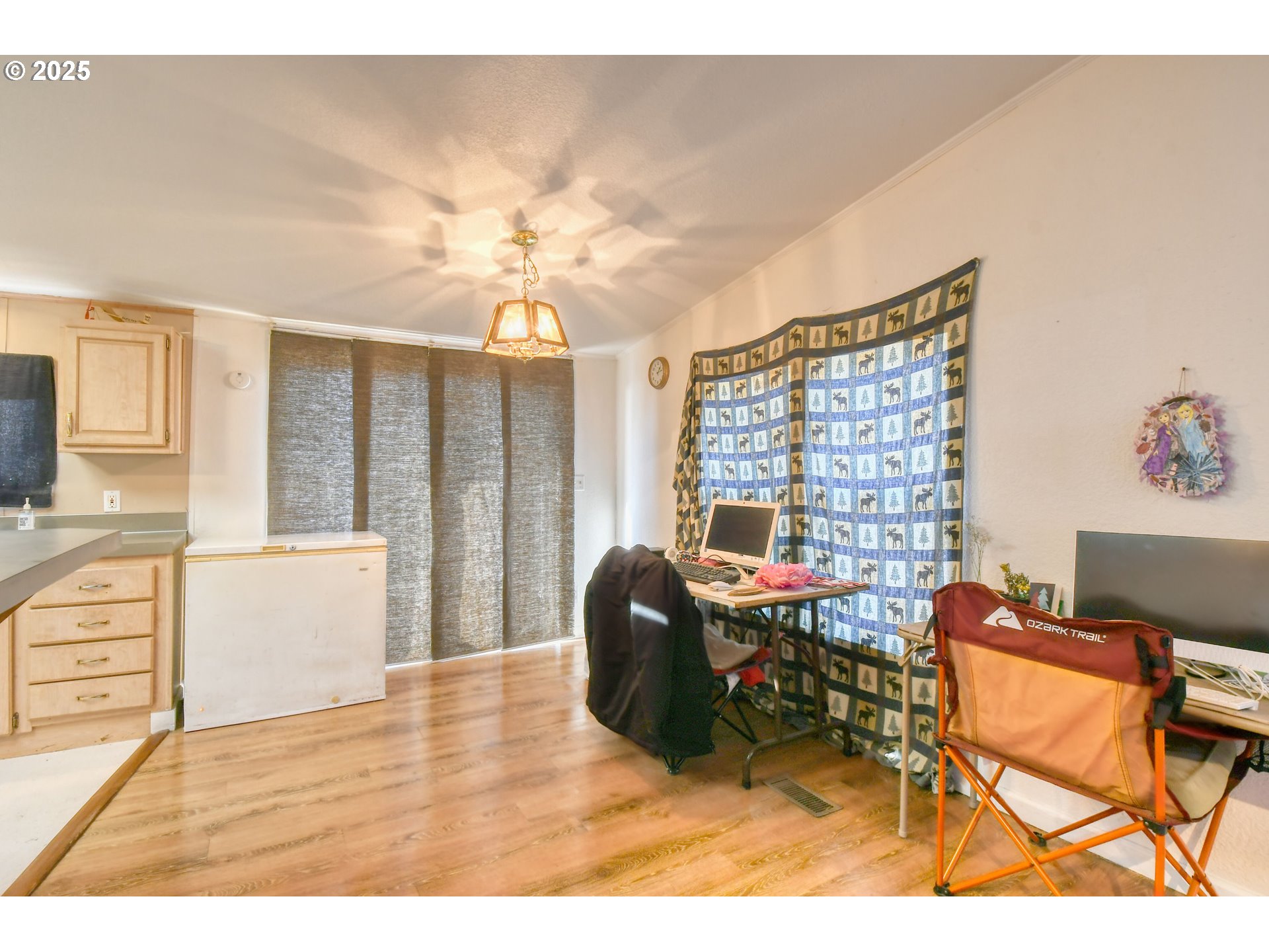 424 East High Street Athena, OR 97813 - Photo 13 of 40 a workspace with furniture and window