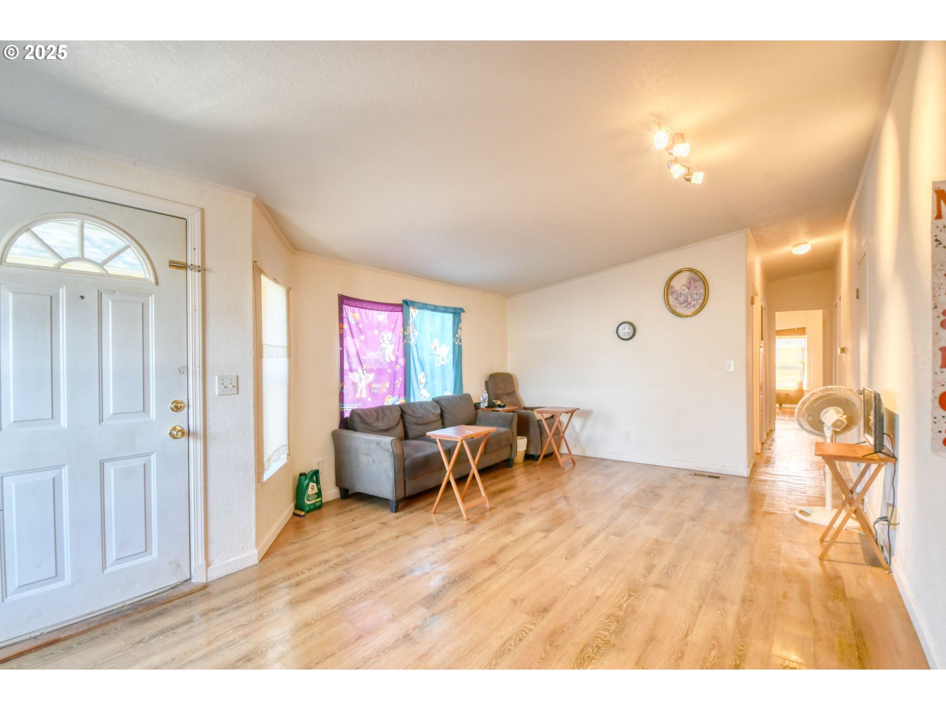 424 East High Street Athena, OR 97813 - Photo 7 of 40 a living room with furniture and a table