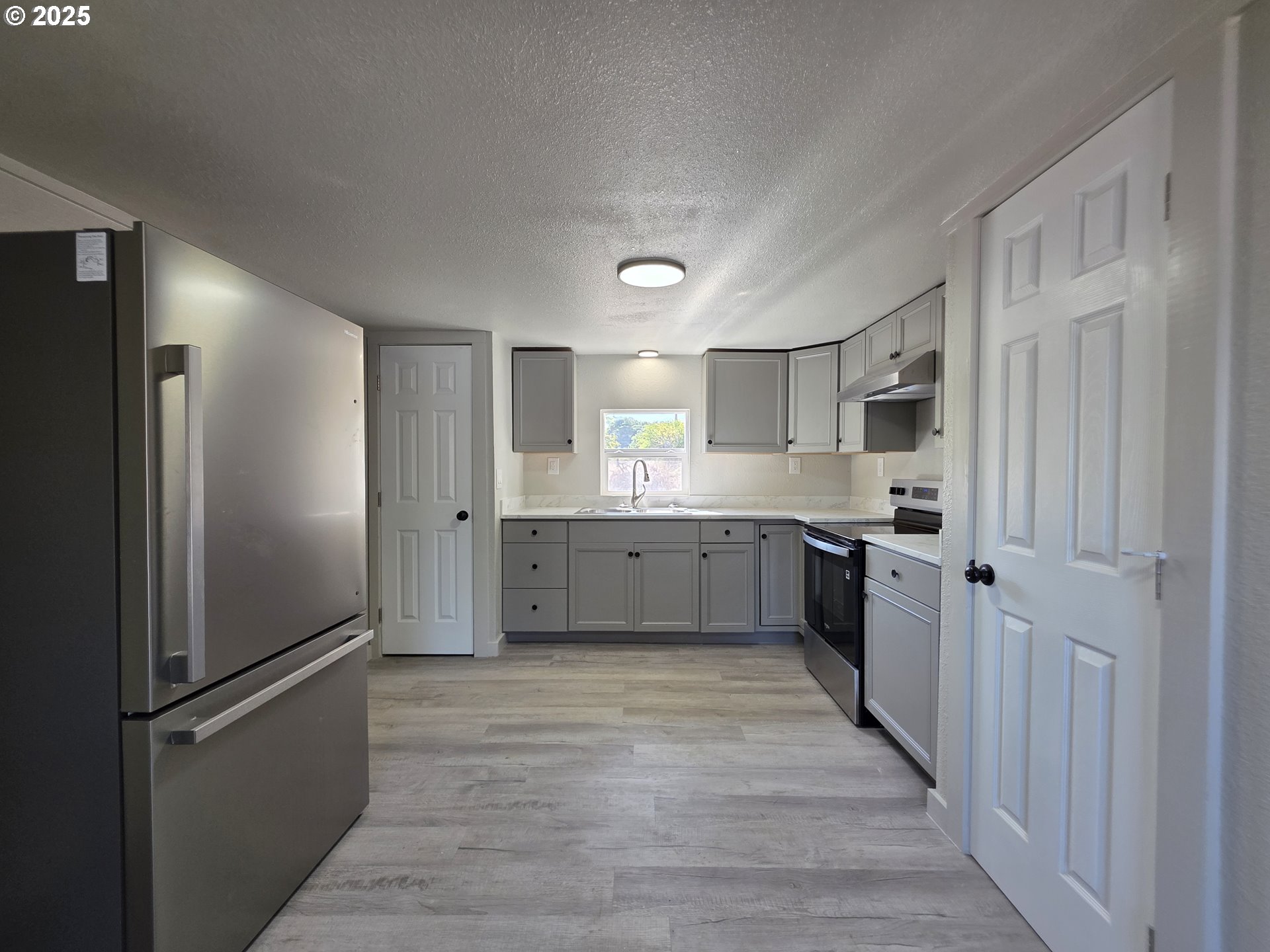 510 Boyer Road Riddle, OR 97469 - Photo 16 of 31 a large kitchen with a refrigerator and a sink