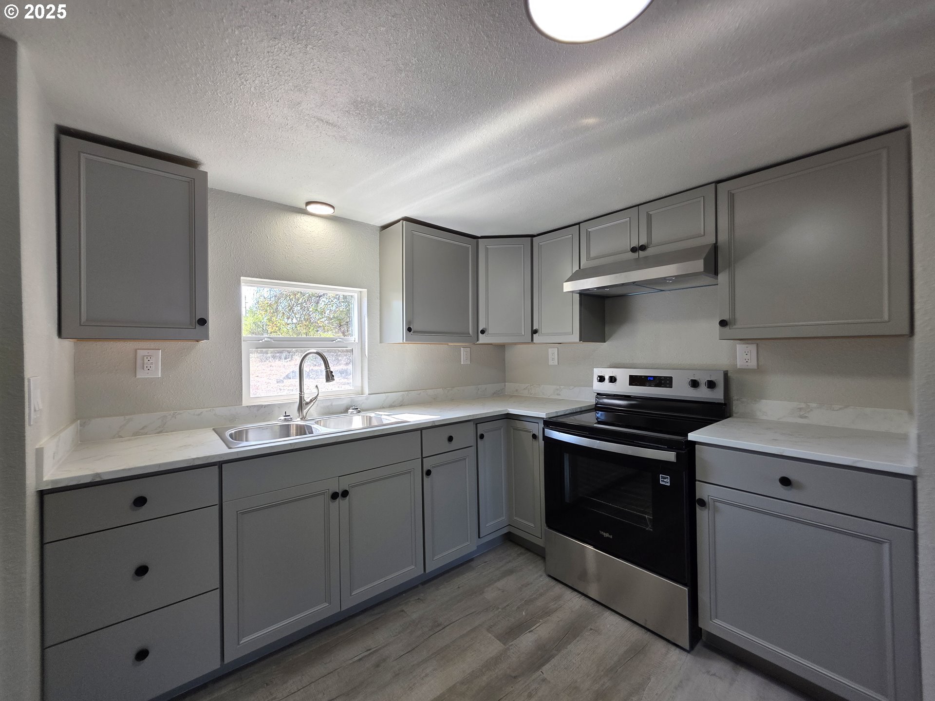 510 Boyer Road Riddle, OR 97469 - Photo 18 of 31 a kitchen with stainless steel appliances granite countertop a sink stove and cabinets