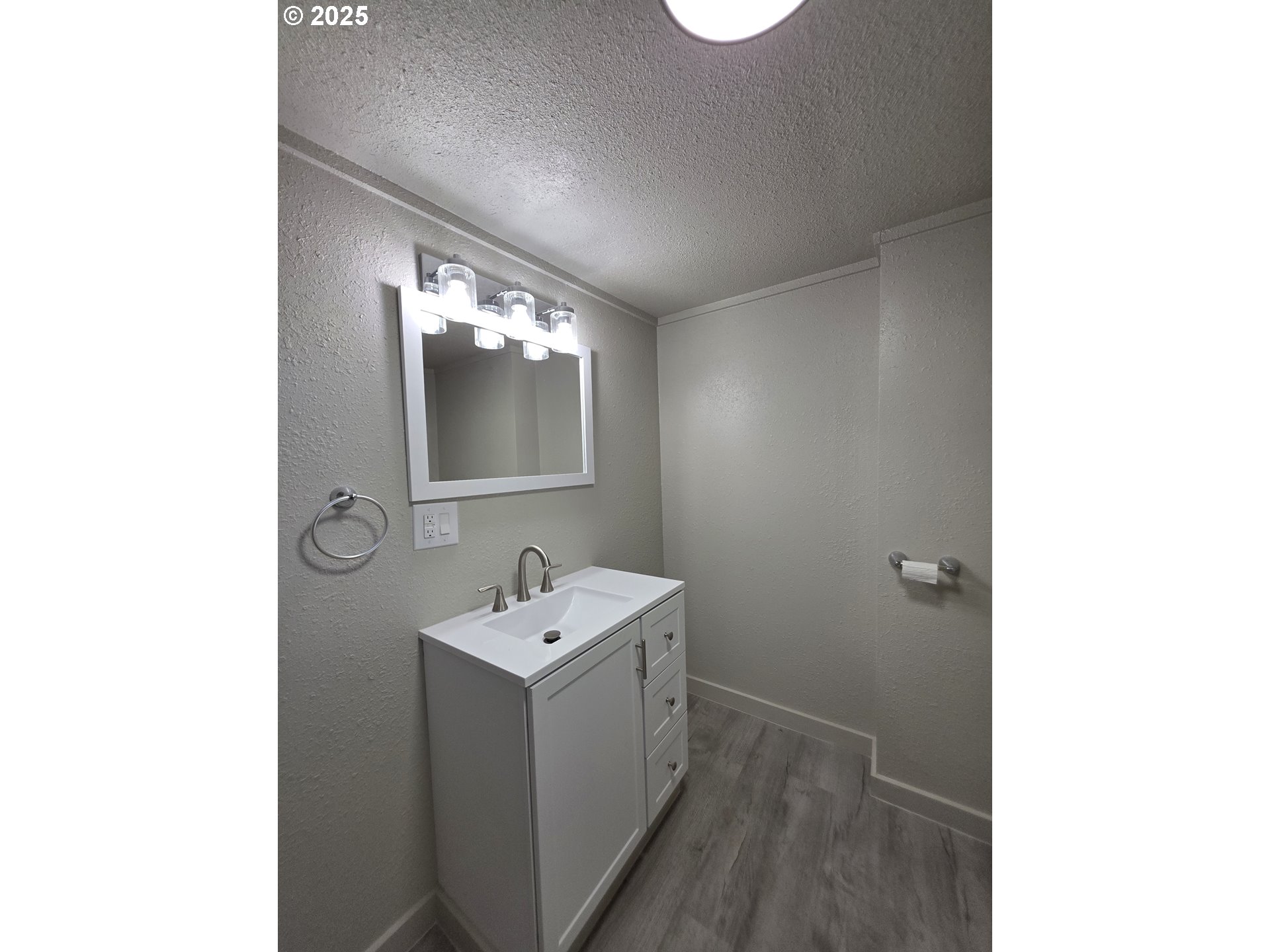 510 Boyer Road Riddle, OR 97469 - Photo 21 of 31 a room with a sink and a mirror