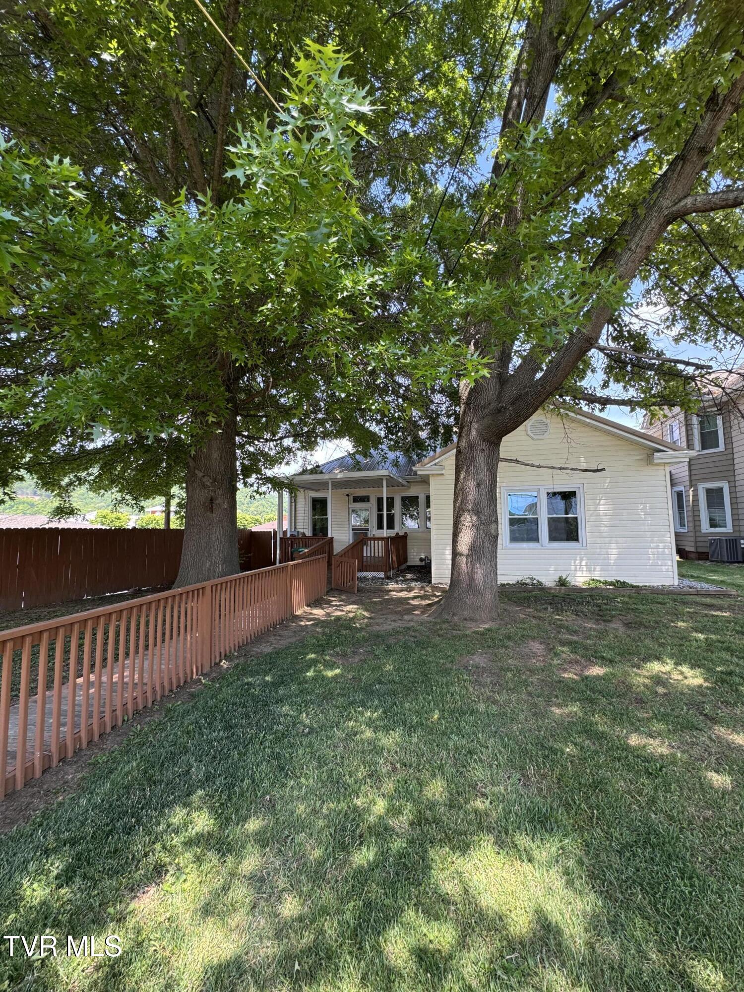 216 1st Street Erwin, TN 37650 - Photo 3 of 24 IMG_0286