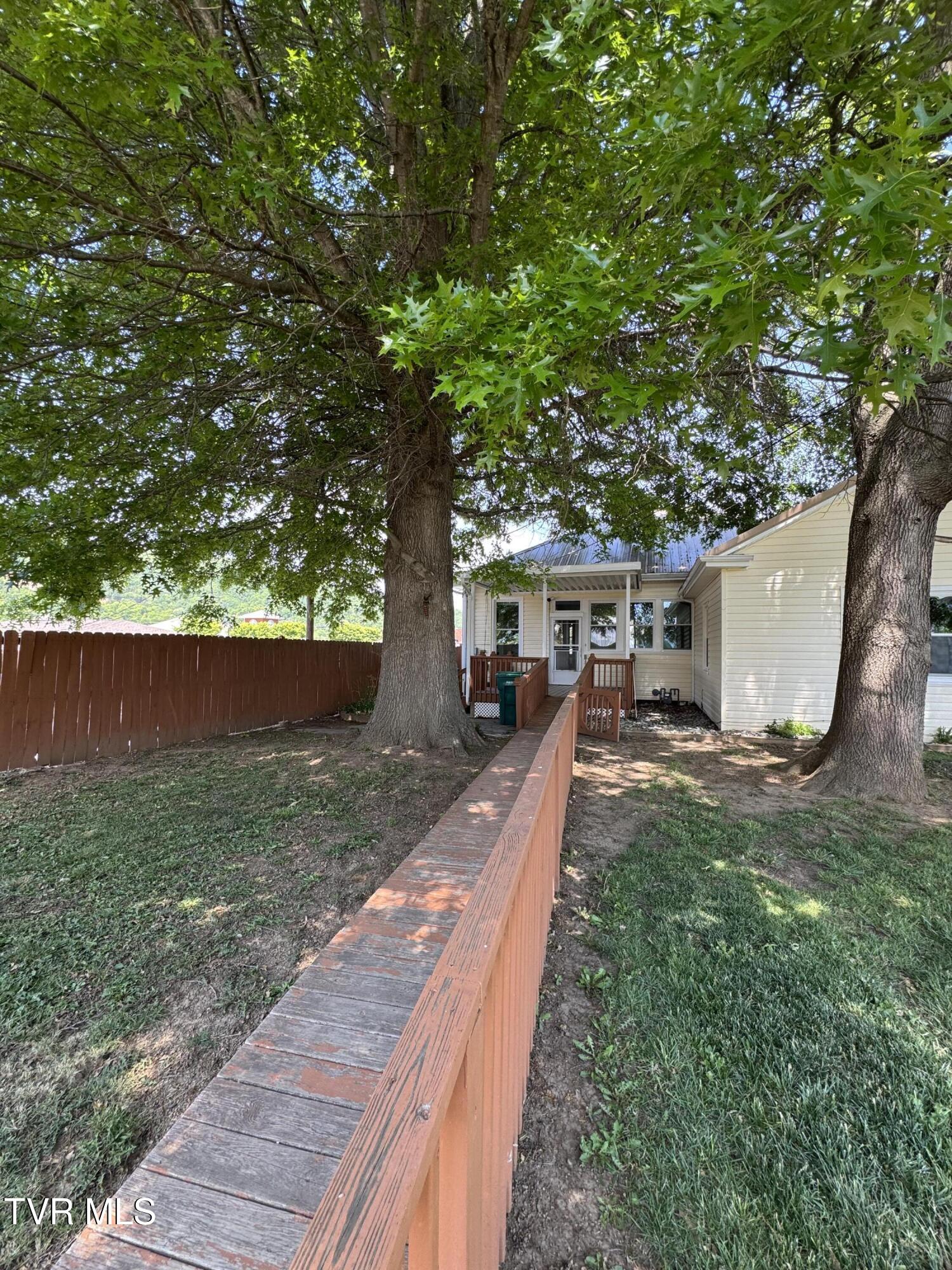216 1st Street Erwin, TN 37650 - Photo 4 of 24 IMG_0287