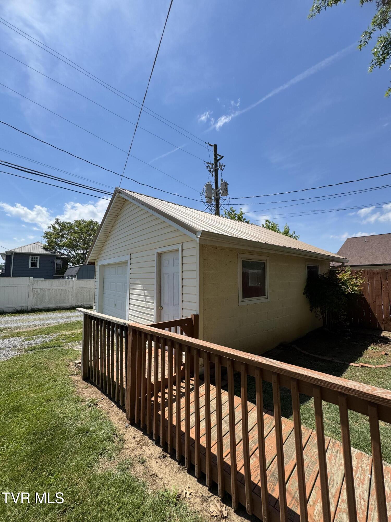 216 1st Street Erwin, TN 37650 - Photo 5 of 24 IMG_0285