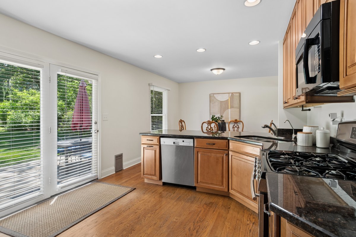 28W691 Leverenz Road Naperville, IL 60564 - Photo 8 of 29
