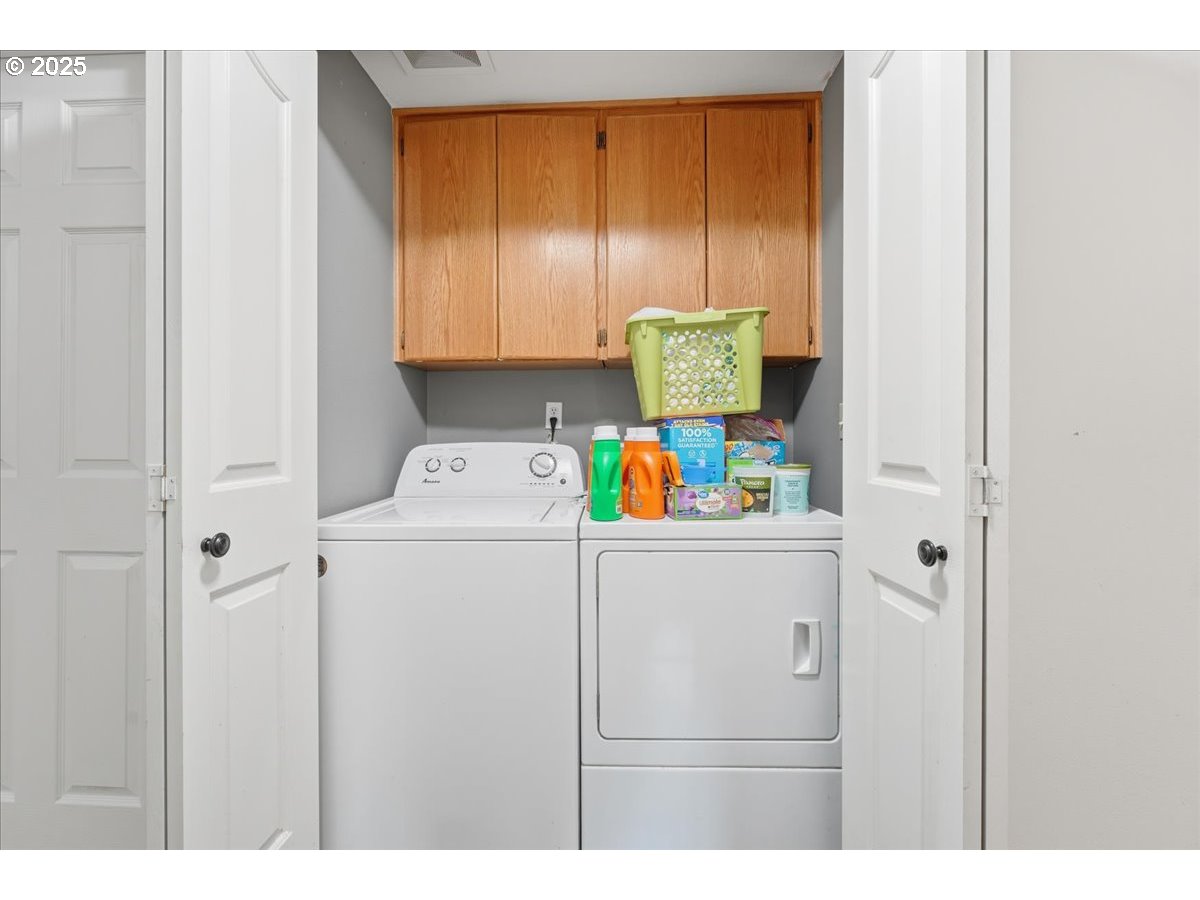 1802 Northwest 3rd Street Battle Ground, WA 98604 - Photo 15 of 16 a utility room with dryer and washer