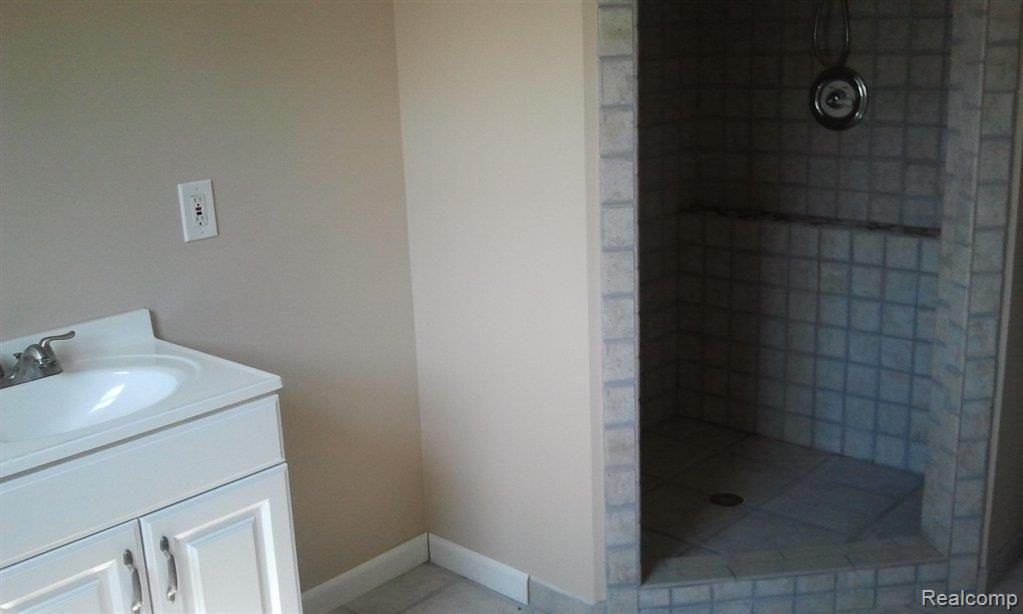 71717 Eldred Road Romeo, MI 48065 - Photo 12 of 18 full bath (2) angle 2.jpg