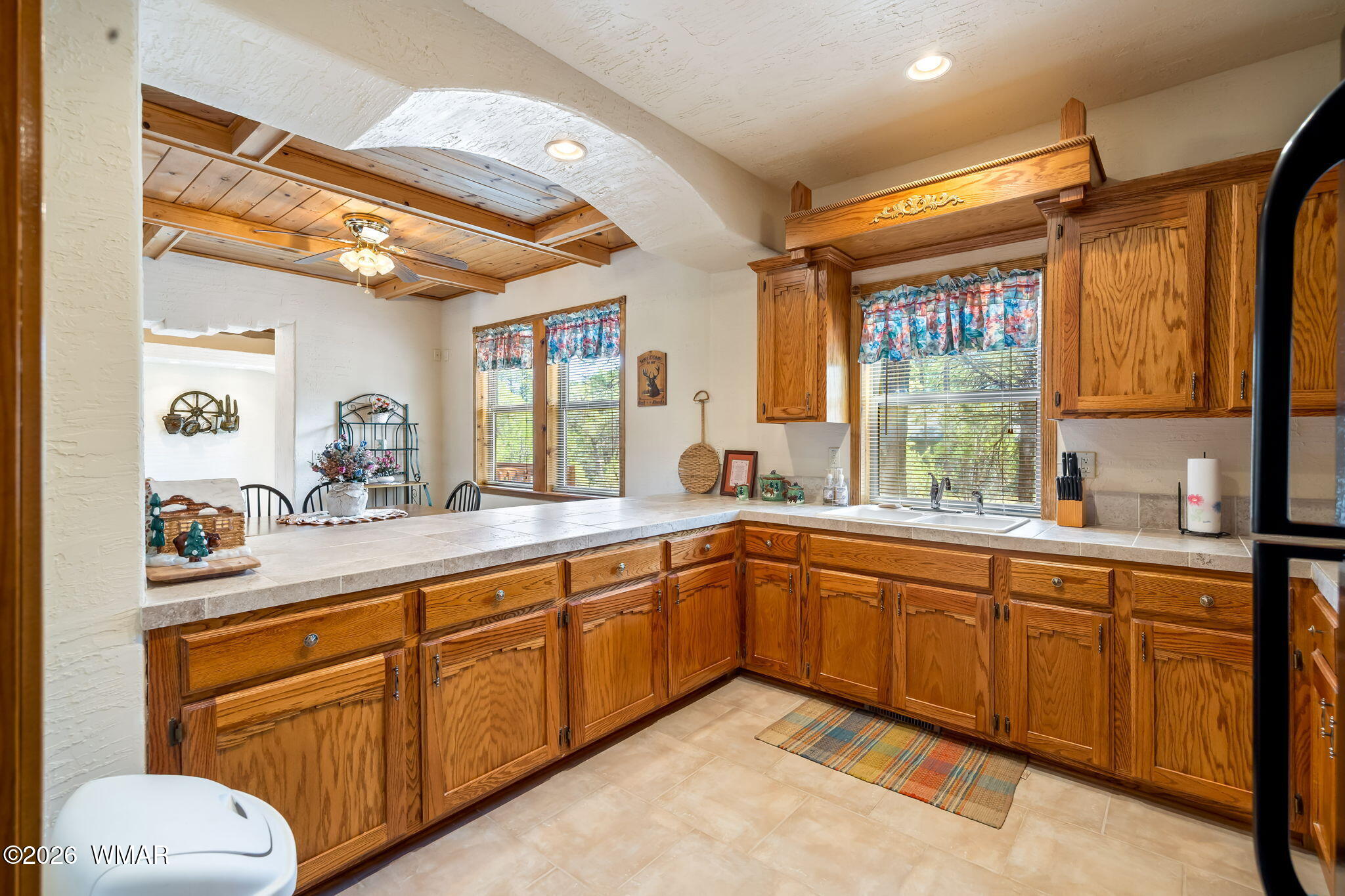 2937 Ransack Road Overgaard, AZ 85933 - Photo 14 of 34 a spacious bathroom with a sink mirror and a bathtub