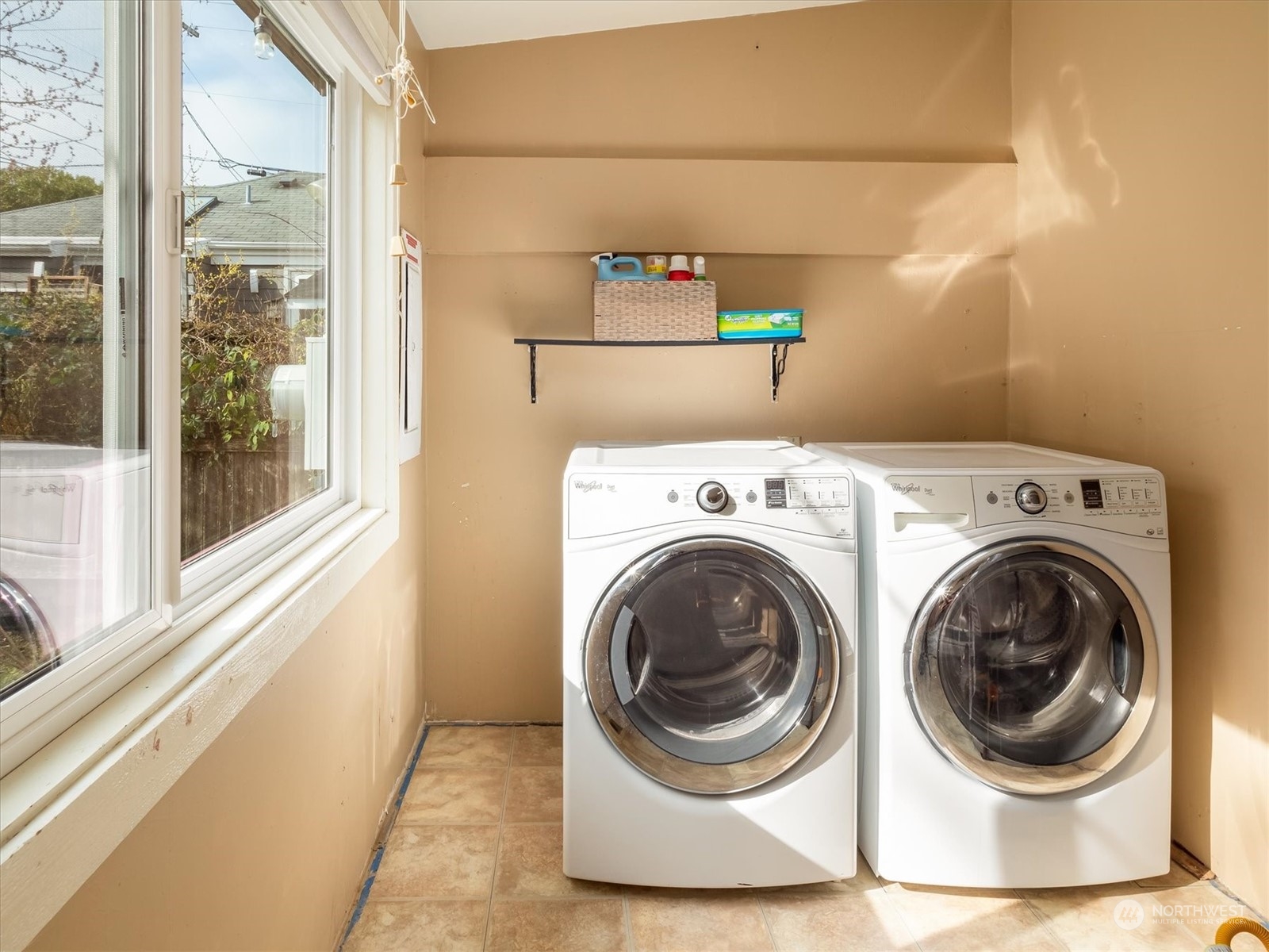 610 Maple Street Edmonds, WA 98020 - Photo 21 of 36 a utility room with dryer and washer