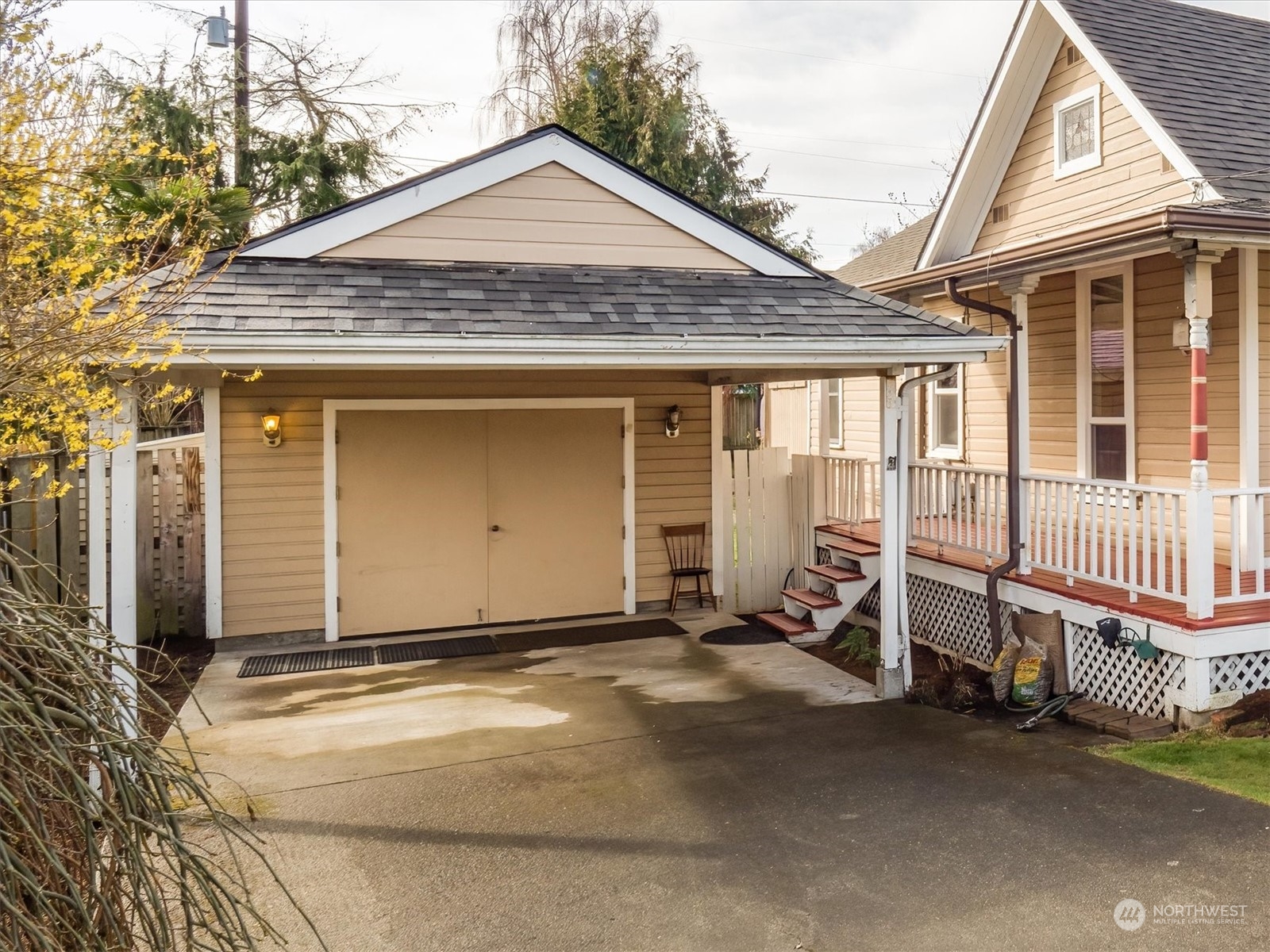 610 Maple Street Edmonds, WA 98020 - Photo 27 of 36 a front view of a house with balcony