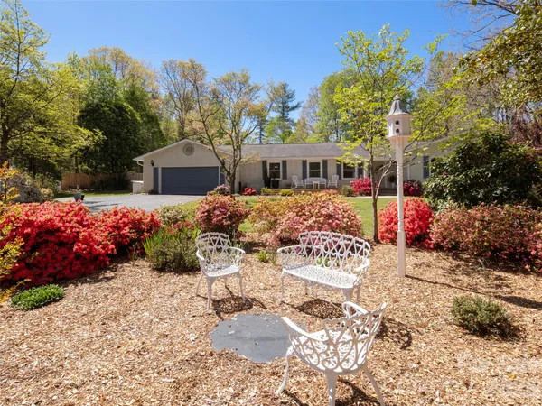 $800,000 | 304 Wood Dale Drive, Hendersonville, NC 28791