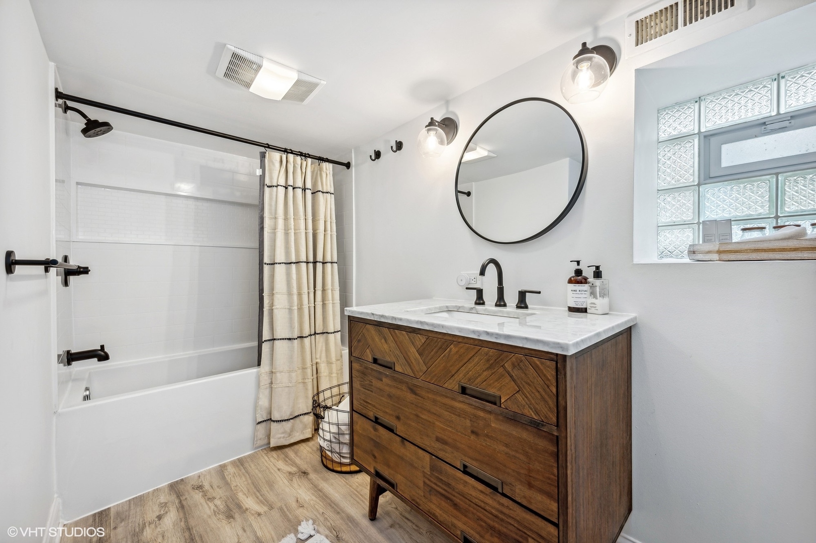 3125 North Springfield Avenue Chicago, IL 60618 - Photo 16 of 22 a bathroom with a sink mirror and tub