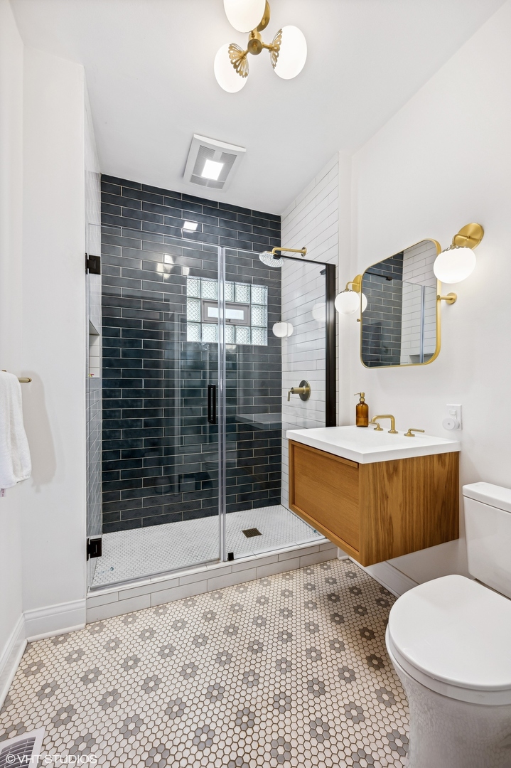 3125 North Springfield Avenue Chicago, IL 60618 - Photo 10 of 22 a bathroom with a sink toilet and shower