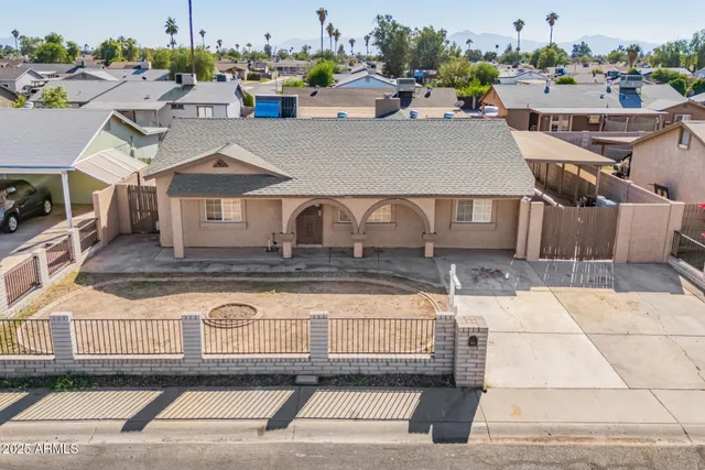 a view of a backyard