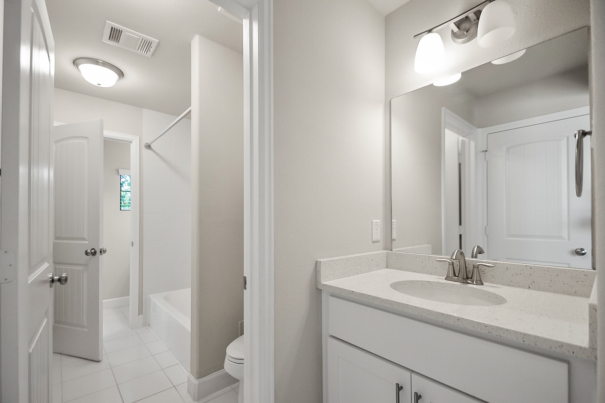 5328 Larkin Street Houston, TX 77007 - Photo 17 of 27 Functional shared bathroom connecting the secondary bedrooms, offering privacy and convenience for family or guests.