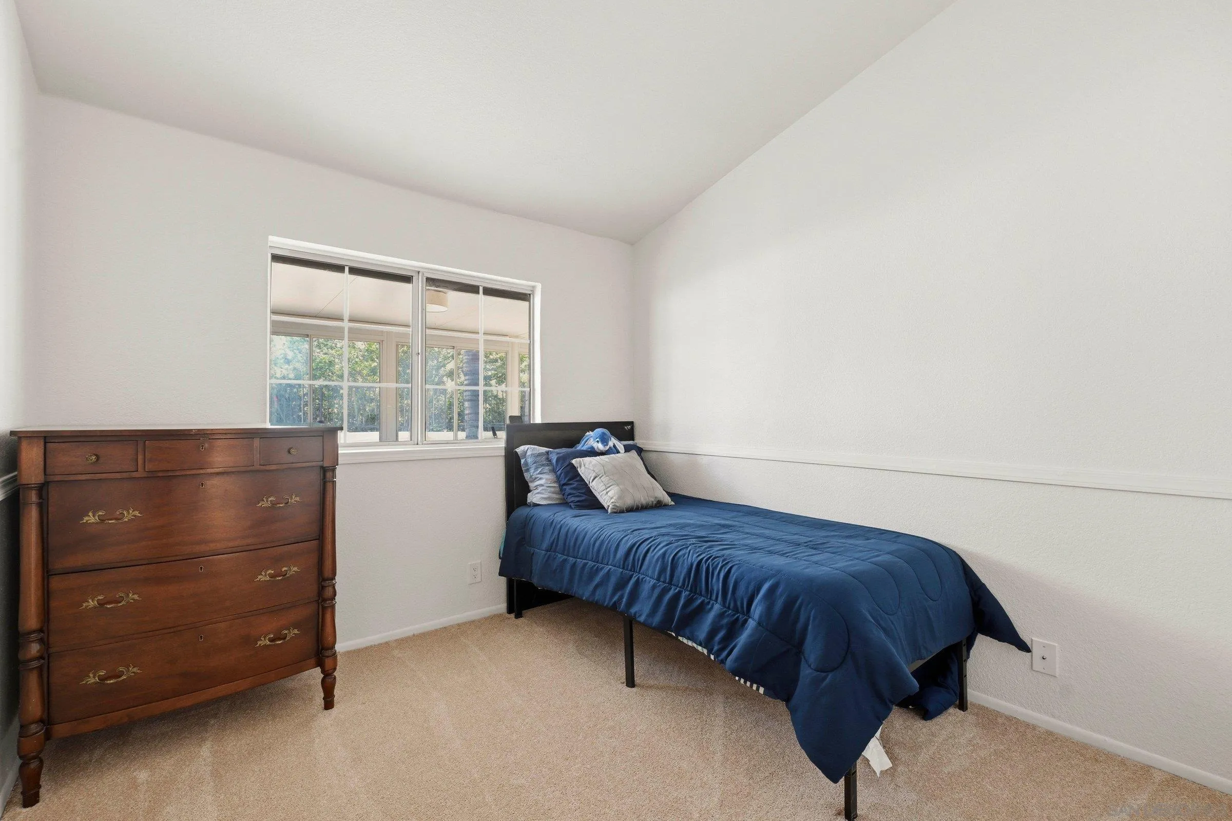 4290 Via Clemente Oceanside, CA 92057 - Photo 21 of 34 a room with a bed and a window