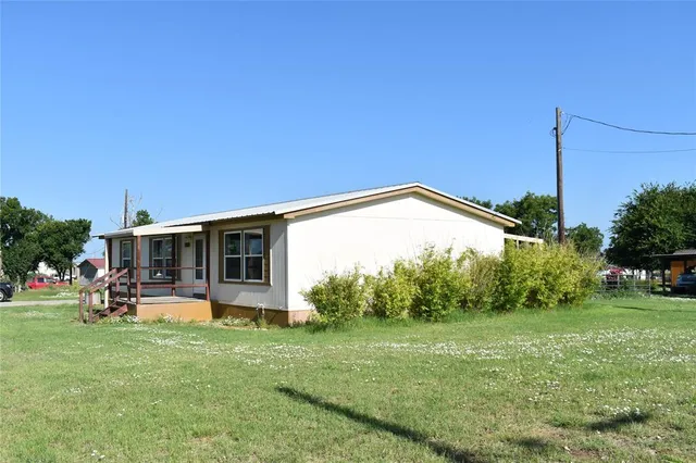 a view of a house with a backyard