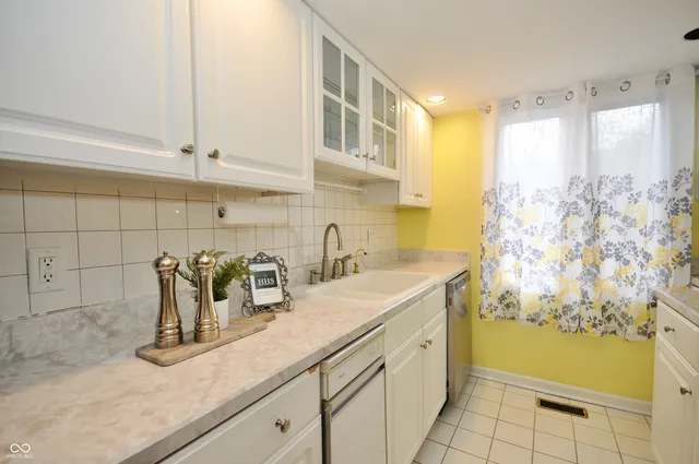 $164,900 | 1113 Canterbury Square South, Indianapolis, IN 46260