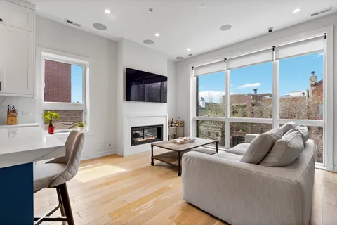 $875,000 | 1525 North Bosworth Avenue, Unit 3S, Chicago, IL 60642