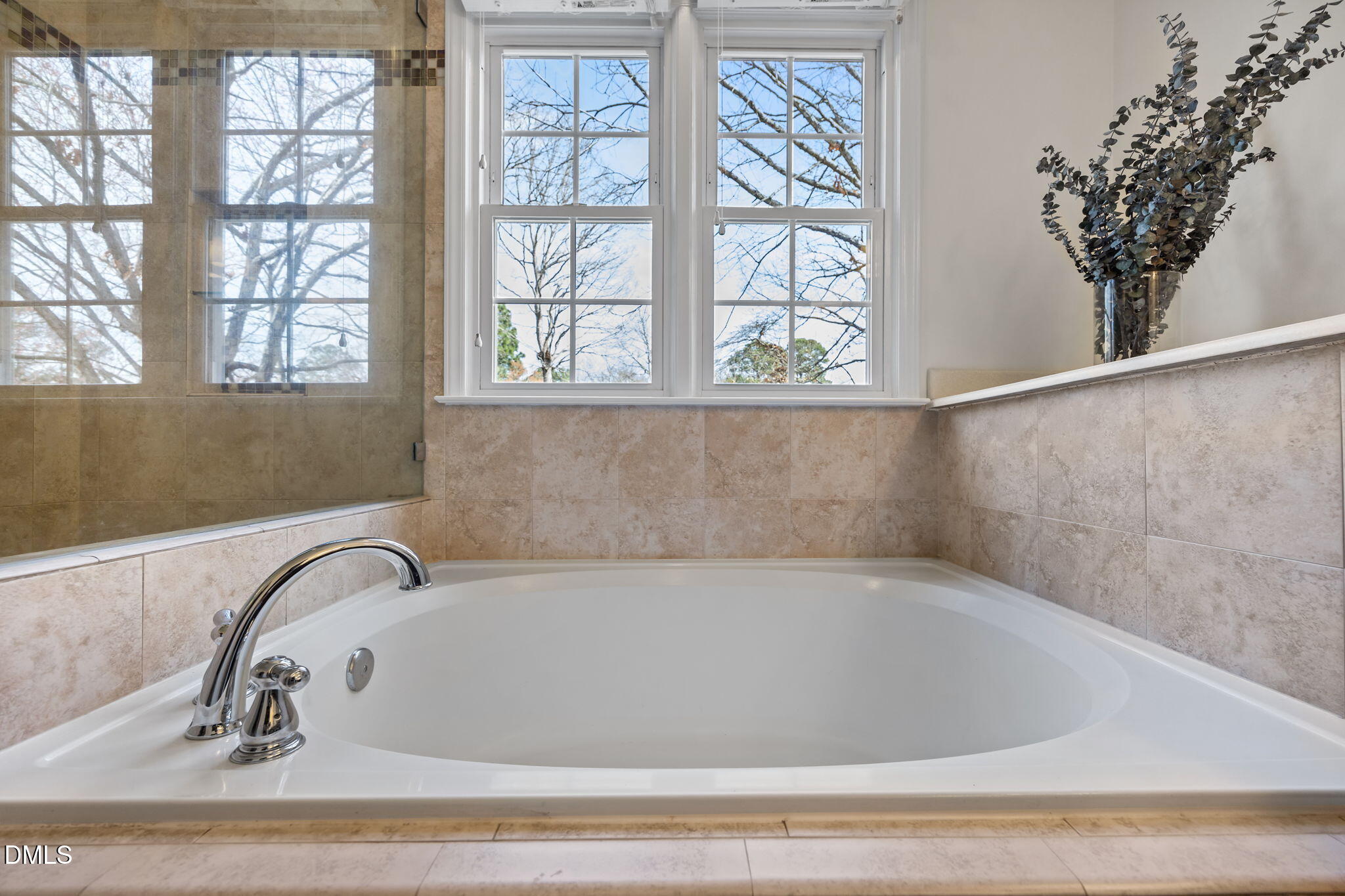 5512 Banwell Place Raleigh, NC 27613 - Photo 28 of 47 a bathroom with a bathtub
