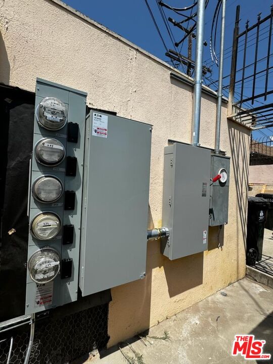 251 West 41st Place Los Angeles, CA 90037 - Photo 11 of 18 a view of water heater room