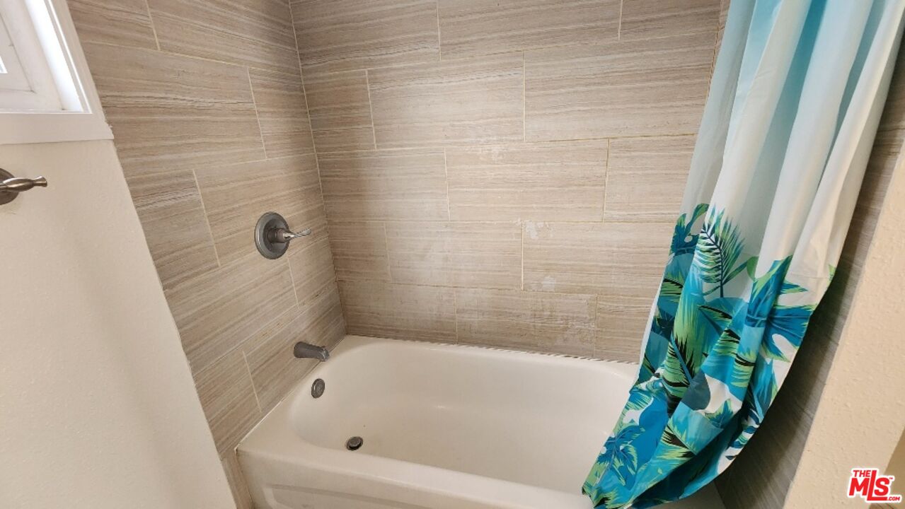251 West 41st Place Los Angeles, CA 90037 - Photo 16 of 18 a bathroom with a bathtub