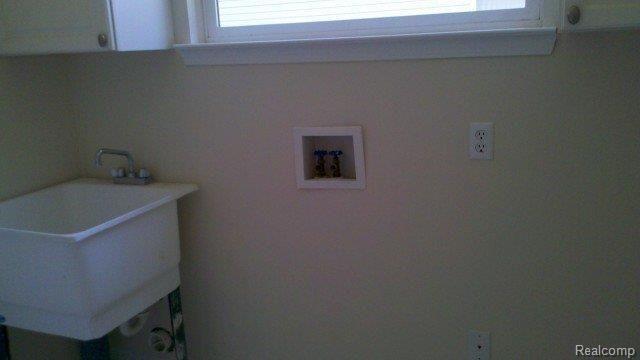 22 Eagle Ridge Road Lake Orion, MI 48360 - Photo 13 of 14 laundry.jpg