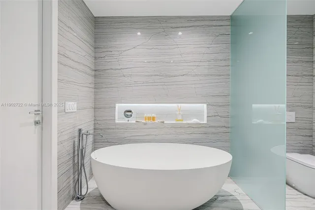 $6,250,000 | 8701 Collins Avenue, Unit 904, Miami Beach, FL 33154