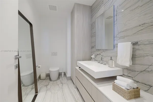 $6,250,000 | 8701 Collins Avenue, Unit 904, Miami Beach, FL 33141