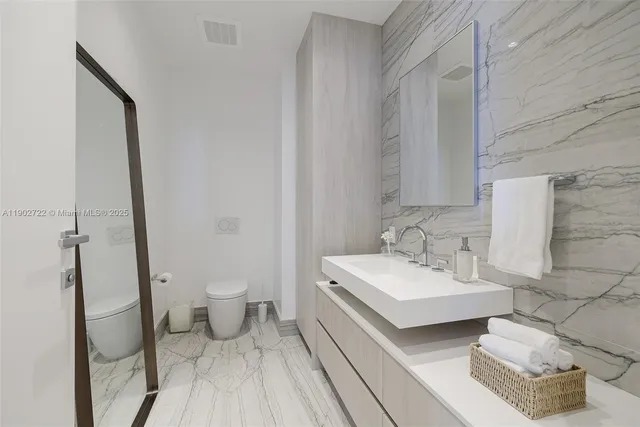 $6,250,000 | 8701 Collins Avenue, Unit 904, Miami Beach, FL 33154