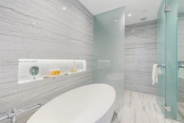 $6,250,000 | 8701 Collins Avenue, Unit 904, Miami Beach, FL 33141