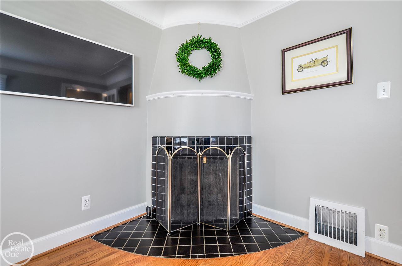 1753 Hampton Road Grosse Pointe Woods, MI 48236 - Photo 7 of 29