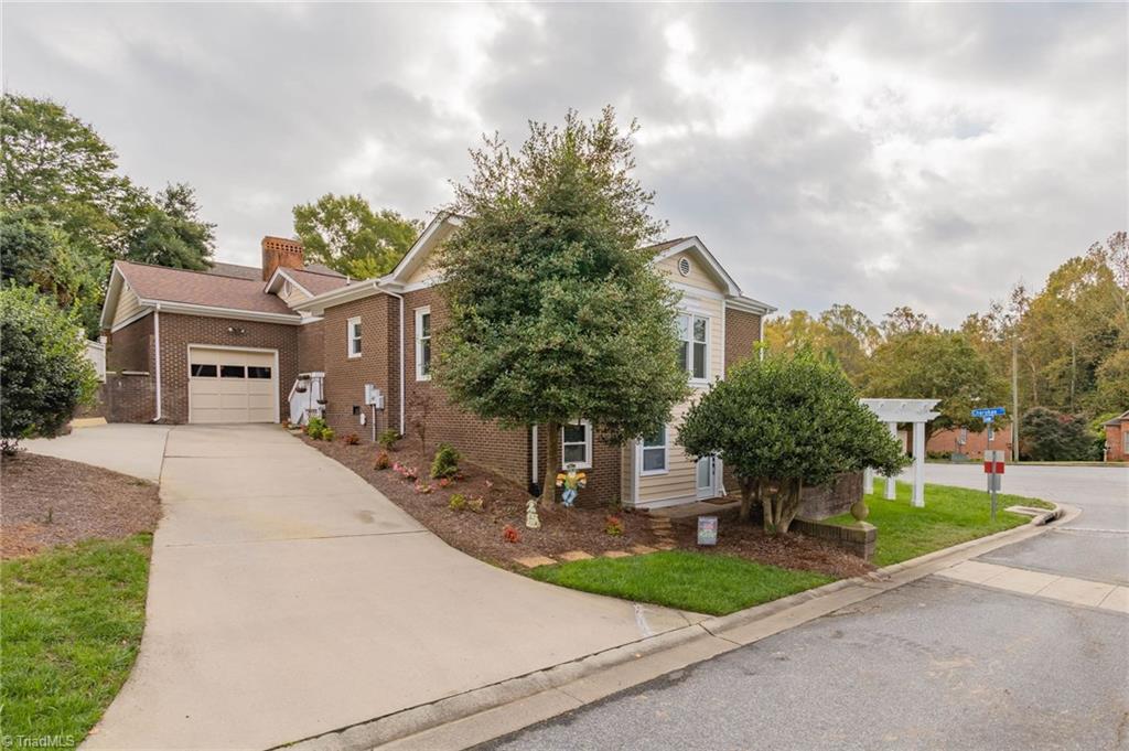 1700 Chickadee Point High Point, NC 27262 - Photo 2 of 27