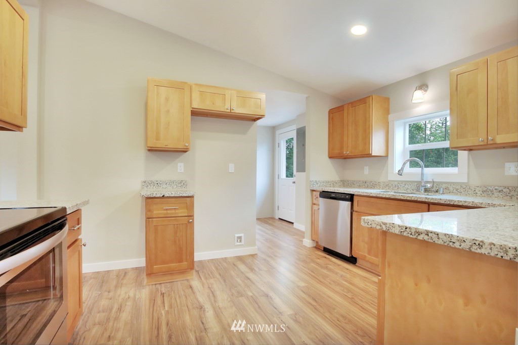 33114 Locke Road Roy, WA 98580 - Photo 9 of 25 Gallery Image 9