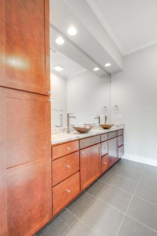 129 Walnut Street, Unit 219 Chattanooga, TN 37403 - Photo 10 of 66 MASTER BATH
