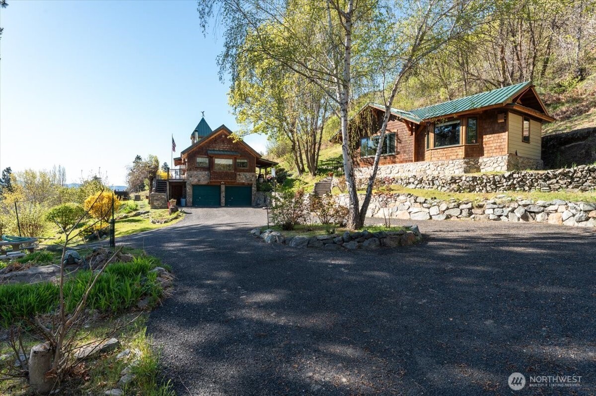 16495 South Lakeshore Road Chelan, WA 98816 - Photo 3 of 40 a front view of a house with a garden