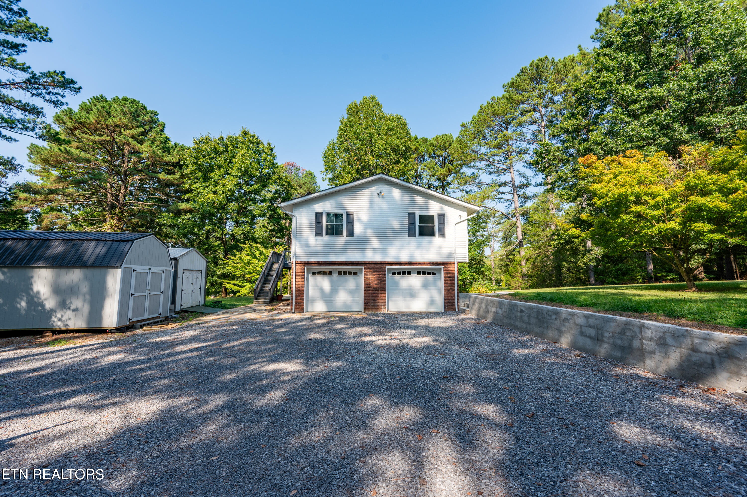 179 Smith Road Clinton, TN 37716 - Photo 3 of 38 Two car garage