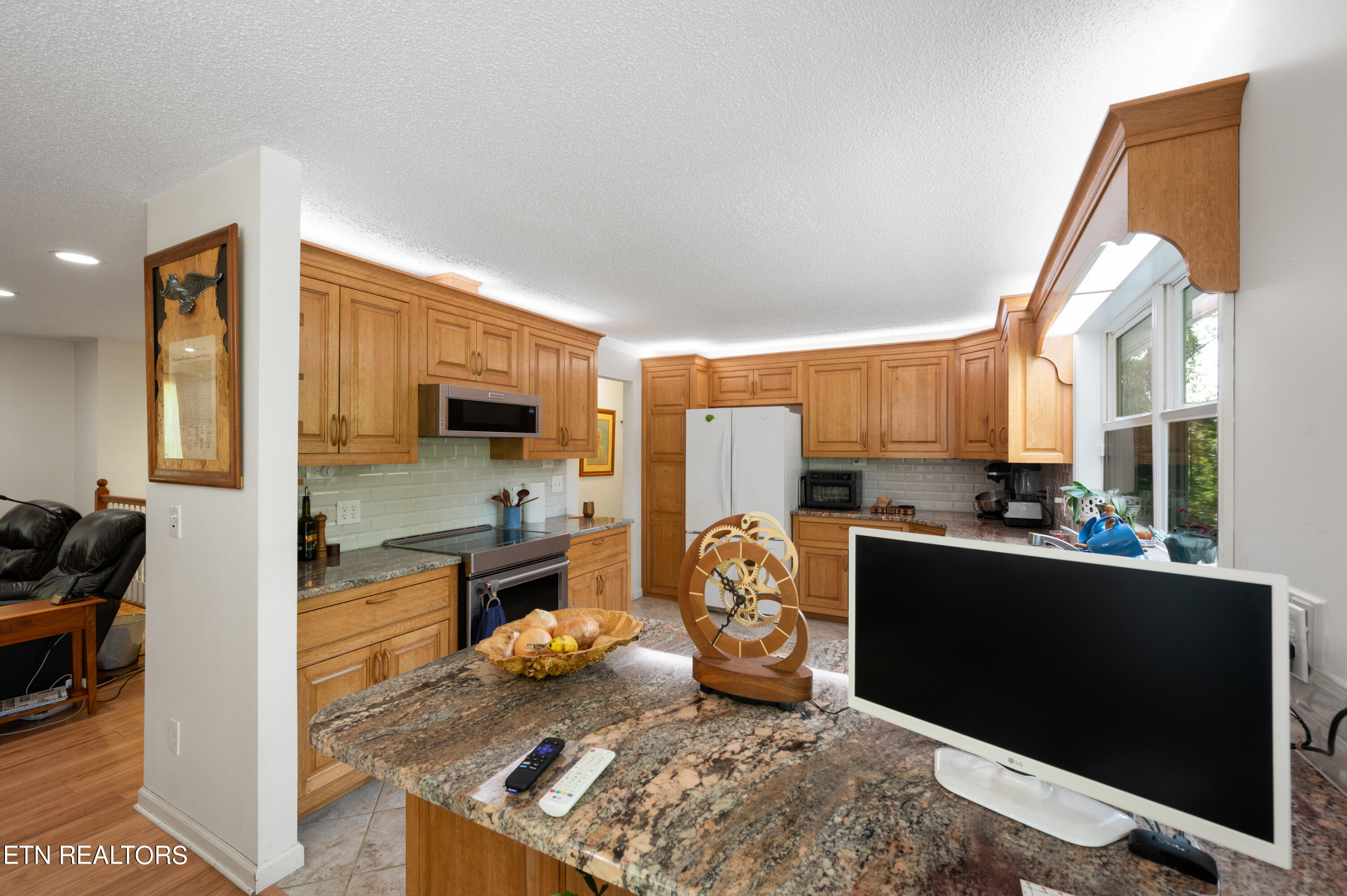 179 Smith Road Clinton, TN 37716 - Photo 9 of 38 Breakfast bar