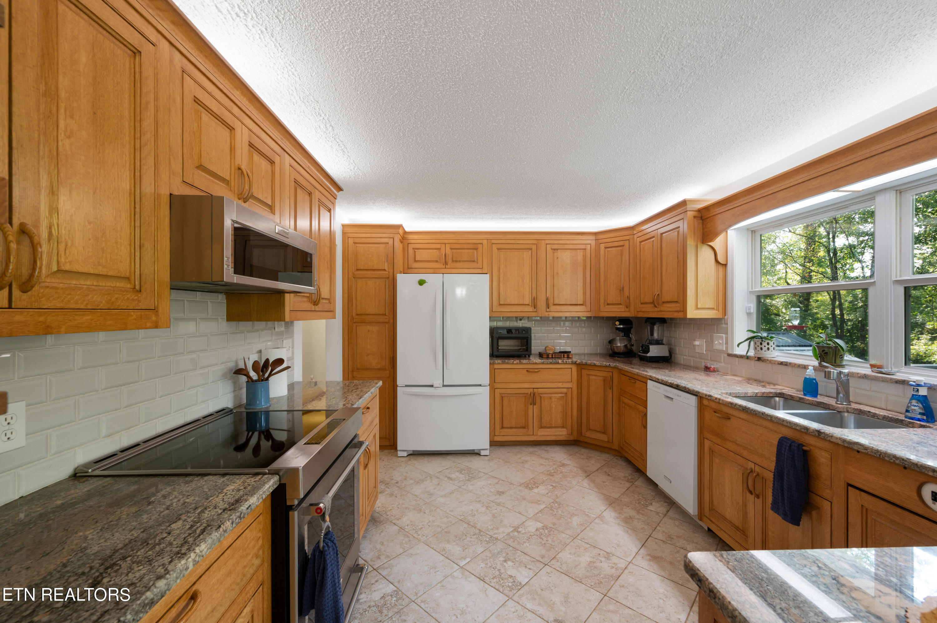 179 Smith Road Clinton, TN 37716 - Photo 10 of 38 Kitchen side view