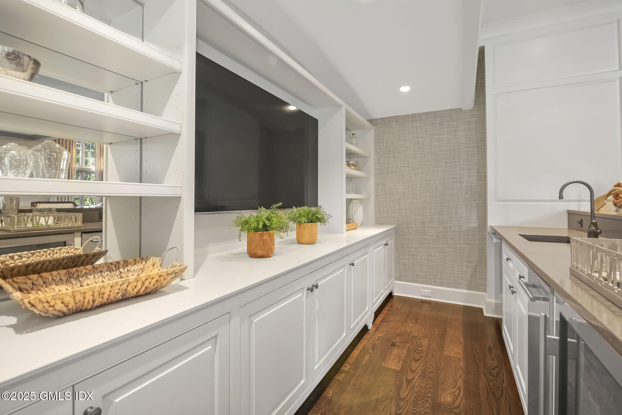 5 Spring Street Riverside, CT 06878 - Photo 14 of 31 Wet bar