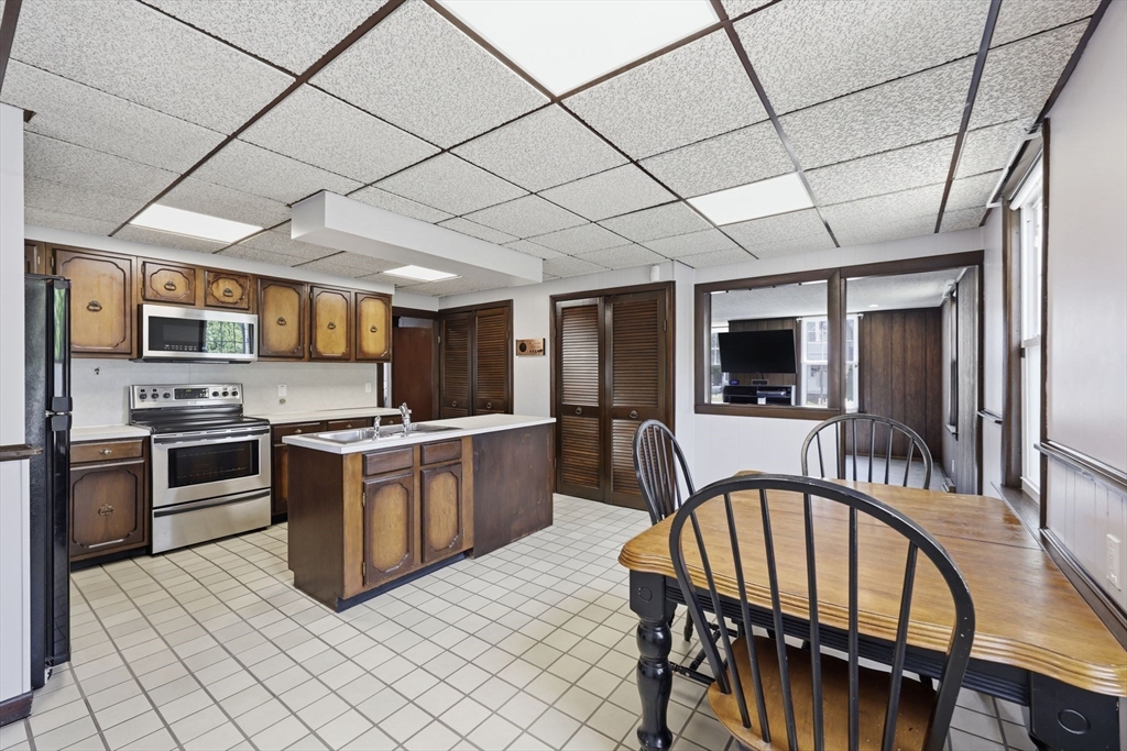 585 Armory Street Springfield, MA 01104 - Photo 12 of 40