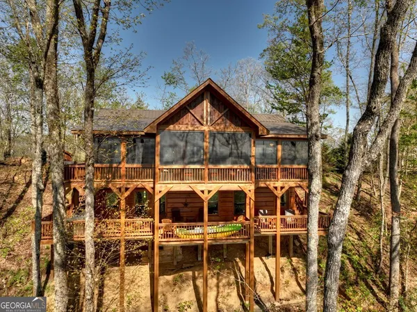 a view of a house with a backyard