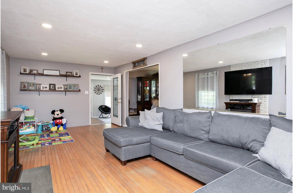 131 Oxford Road Cinnaminson, NJ 08077 - Photo 8 of 25 Gallery Image 8