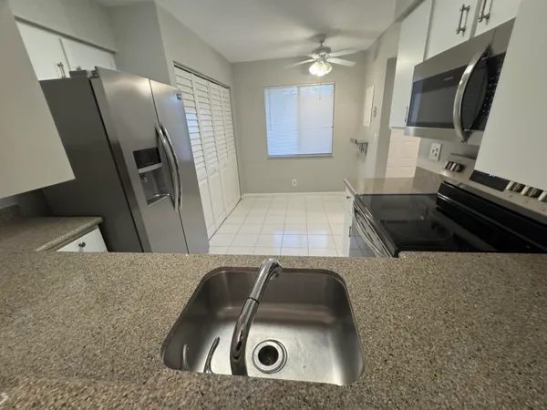 $1,800 | 7281 Amberly Lane, Unit 206, Delray Beach, FL 33446