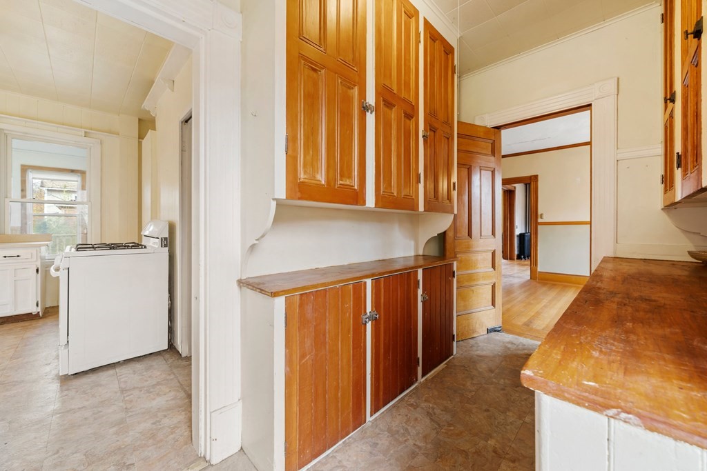 151 Lincoln Street Holyoke, MA 01040 - Photo 12 of 40