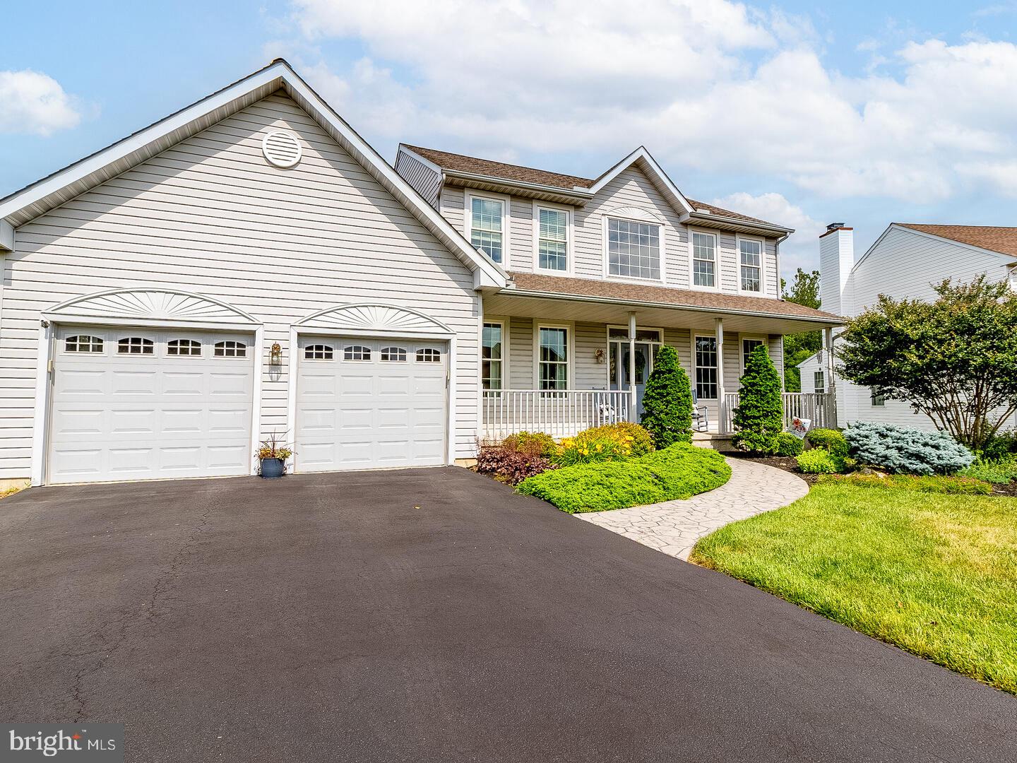 a view of a house with backyard and garden