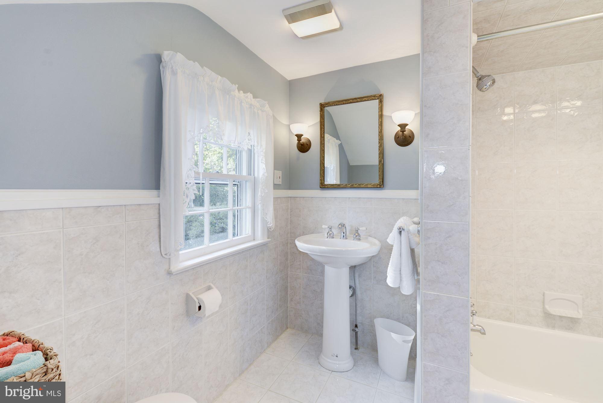 5938 Wilton Road Alexandria, VA 22310 - Photo 14 of 29 Upper Level Full Bath